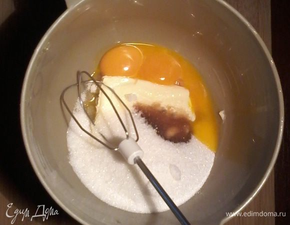 Духовку разогреть до 170 градусов. Белки отделить от желтков, желтки взбить с сахаром и маслом 170 г до бела, добавить ванильный эссенцию и сок, и цедру половины лимона