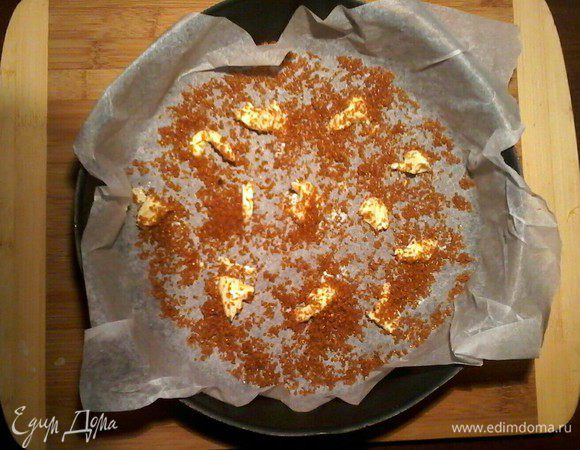 Готовим форму (у меня 26 см), выстилаем ее бумагой, раскладываем оставшееся масло 30 г и посыпаем сахаром, так потом волшебным образом груши получатся в карамели.