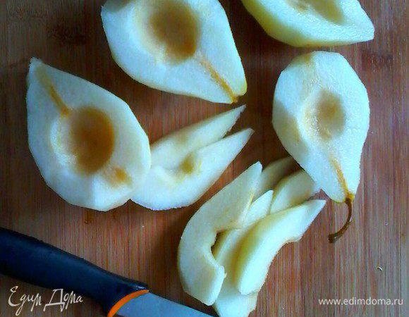 Груши очищаем и нарезаем ломтиками, у меня было 3 груши, но этого было много. И раскладываем их по форме
