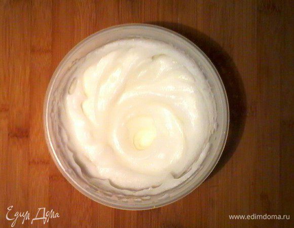 Взбиваем белки с солью до хороших пиков.