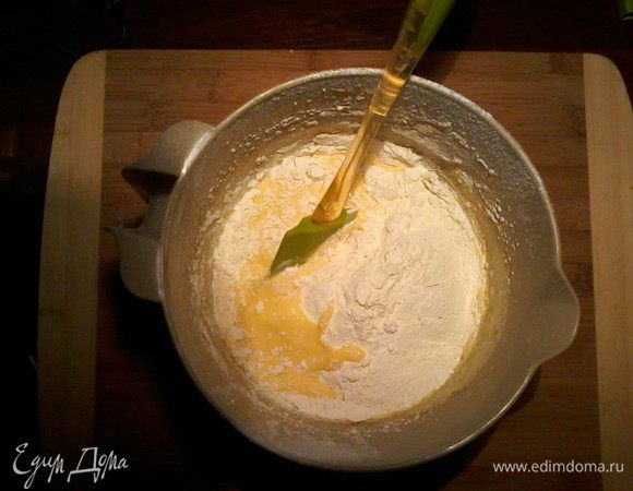 К смеси желтков и масла  добавляем муку и хорошо вымешиваем.
