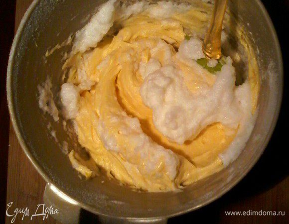 Теперь постепенно и аккуратно вводим белки.