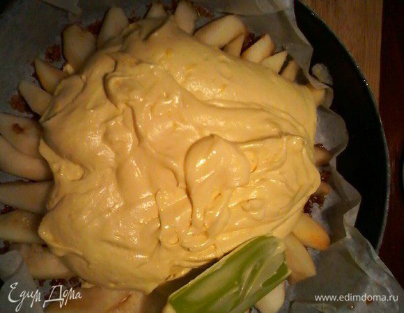 Готовое тесто выкладываем в форму на груши и выравниваем. Отправляем в духовку на 30 минут минимум, бывает и больше, готовность проверяем зубочисткой.