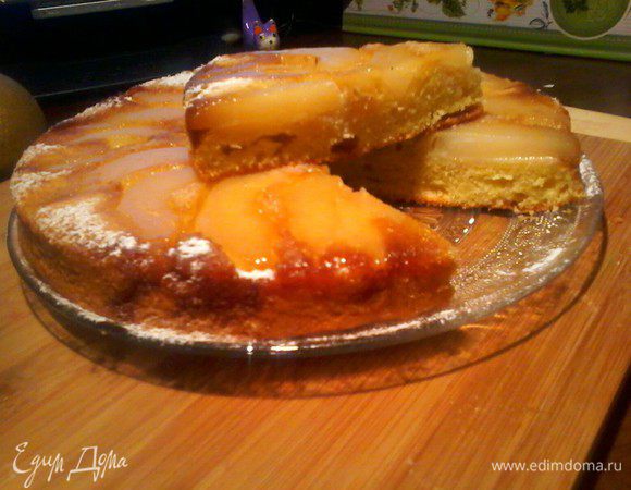 Пирогу всегда даю хорошо остыть, потом переворачивая на тарелку, он у нас перевертыш. Подаю так или с мороженым, очень он хорош и с ванильный кремом, дальше Ваша фантазия. Приятного аппетита :)