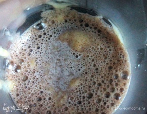 Банан измельчить в пюре. Смешать с шоколадным молоком и взбить блендером.