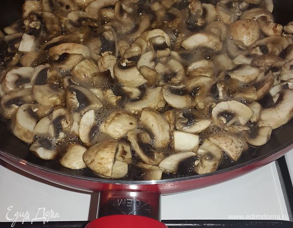 Достаем и размораживаем тесто.
Грибы моем, отделяем шляпки, режем и обжариваем на небольшом огне без масла, до выпаривания жидкости.