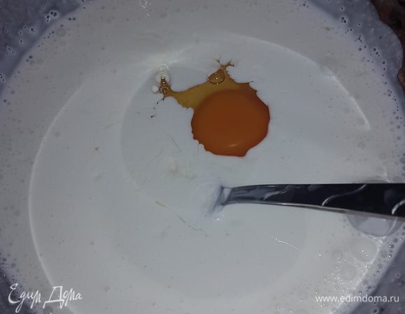 Сливки соединяем с сыром лабне (маскарпоне или сметаной), вбиваем яйцо и тщательно перемешиваем до однородности, немного солим.