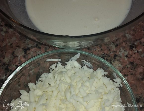 Сыр натираем на крупной терке.