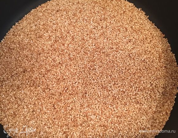 На сухой сковороде с антипригарным покрытием обжарим кунжут до золотистого цвета.