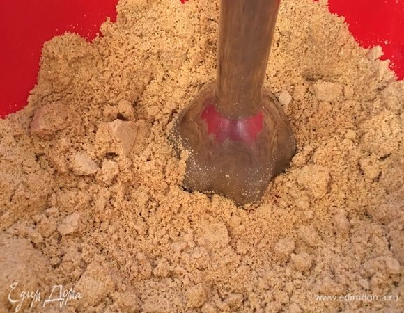 В той же сковороде обжариваем муку до легкого изменения цвета. К муке добавляем измельченный кунжут и еще раз всё смешиваем блендером.