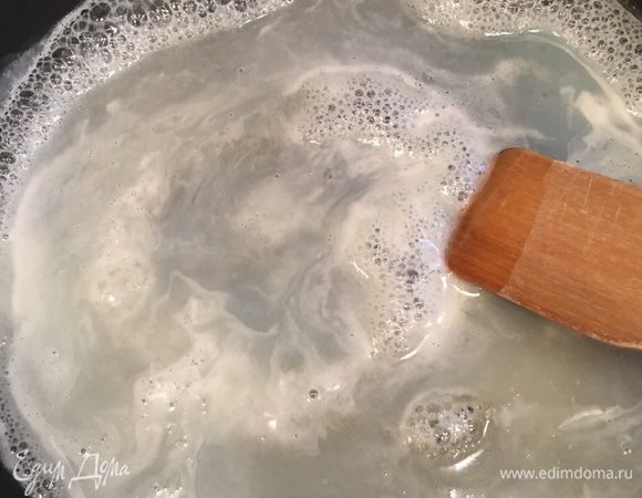 Смешиваем молоко с сахаром и варим на среднем огне. Доводим до кипения , убавляем огонь и еще пару минут варим постоянно помешивая.