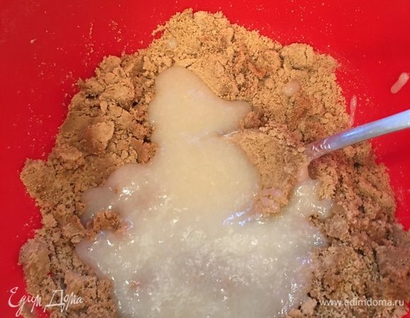 К кунжутной смеси добавляем масло и теплый молочный сироп.