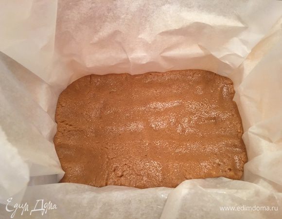 Всё перемешиваем в однородную массу и перекладываем в контейнер обложенный пергаментом. Прессуем в нужную форму. Даем халве подсохнуть (1-2 часа достаточно).