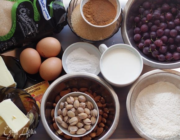 Приготовить необходимые продукты. Помыть и почистить от хвостиков очень спелый крыжовник. Можно заменить крыжовник любой другой ягодой - черной смородиной, малиной, вишней и т.д. Если у вас ягода замороженная, то поставить ее в ситечке разморозиться, затем слить весь выделившийся сок, он нам не нужен.