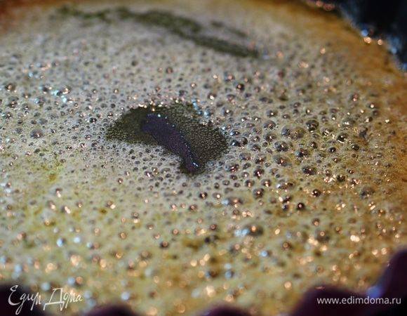 Взять металлическую или керамическую форму (такую, которую можно было бы потом поставить в духовку) с высокими краями и большого диаметра, чтобы слой теста был не очень толстый. У меня форма 26 см. В этой форме растопить 70 г сливочного масла, добавить 50 г сахара, для карамелизации ягод, и нагревать, помешивая, до появления пузырей.