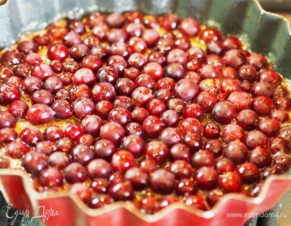 Как только появятся пузыри, добавить крыжовник (или другую ягоду) и хорошенько перемешать, встряхивая форму, чтобы сироп покрыл все ягодки.