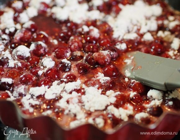 Через 2 минуты добавить к крыжовнику через ситечко, 2 столовых ложки крахмала, еще раз перемешать и выключить огонь. Дать немного остыть, затем посыпать сверху молотым мускатным орехом и корицей.