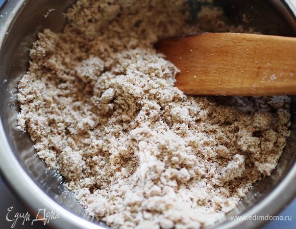 Включить духовку на 180 градусов и заняться приготовлением теста. Для этого смолоть в кофемолке 100 г сухого миндаля до состояния муки (можно предварительно прогреть его в микроволновке 1 минуту, на максимуме). А у кого есть уже готовая миндальная мука-тому еще проще. Фисташки очистить от скорлупок и растолочь в крупную крошку в ступке или в блендере.