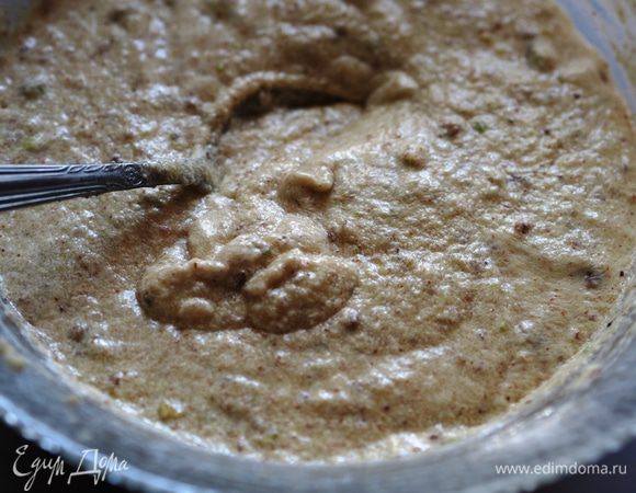 Сливочное масло (130 г) комнатной температуры аккуратно взбить ручным венчиком с сахаром (100 г), затем постепенно добавить 3 яйца и молоко. Сильно не взбивать, чтобы не выделилась сыворотка. Постоянно мешая, добавлять постепенно просеянную муку марки "Аладушкин", разрыхлитель, миндальную муку и фисташки. Хорошо перемешать. Тесто получается консистенции густой сметаны, если получится слишком густое, то добавить еще немного молока.