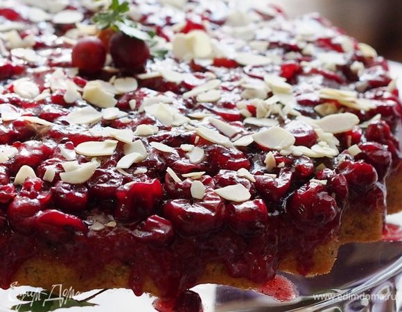Немного остудить пирог и, накрыв его блюдом подходящего размера, быстро перевернуть. Постучать по дну формы, чтобы не прилипла ягодная начинка и вот он, наш красавчик, уже ждет — не дождется, когда же его попробуют на вкус?! Украсить миндальными лепестками и свежими ягодами и немедленно приступать к дегустации!