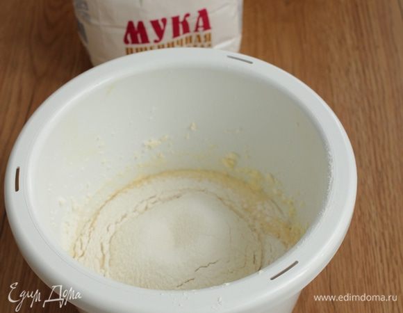 Просейте муку с разрыхлителем.