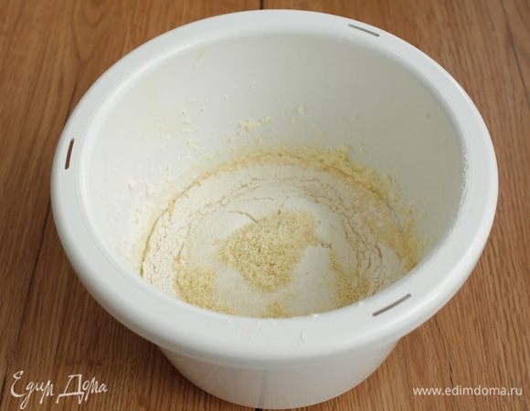 Добавьте миндальный экстракт и миндальную муку. Быстро взбейте.