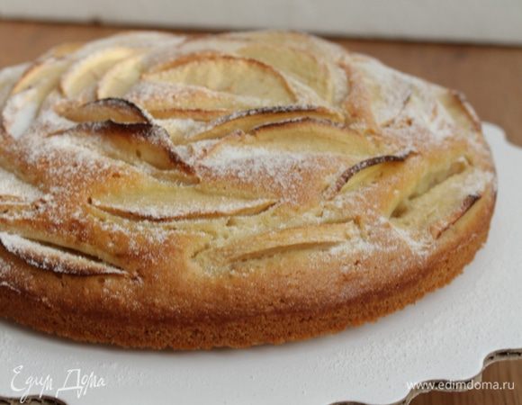 Выпекайте при 160–180°C около 50 минут, готовность проверьте деревянной шпажкой. Остудите пирог на решетке.