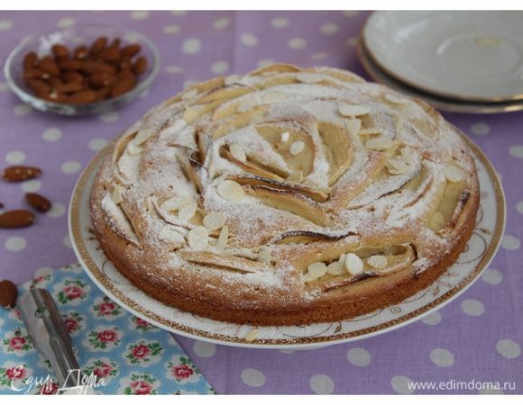 Обсыпьте смесью сахарной пудры и лепестками миндаля.