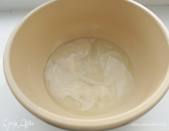 В теплой сыворотке растворите сахар и дрожжи, дайте постоять 5 минут.