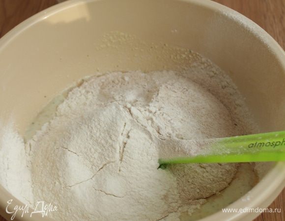 Просейте два вида муки, добавьте соль.