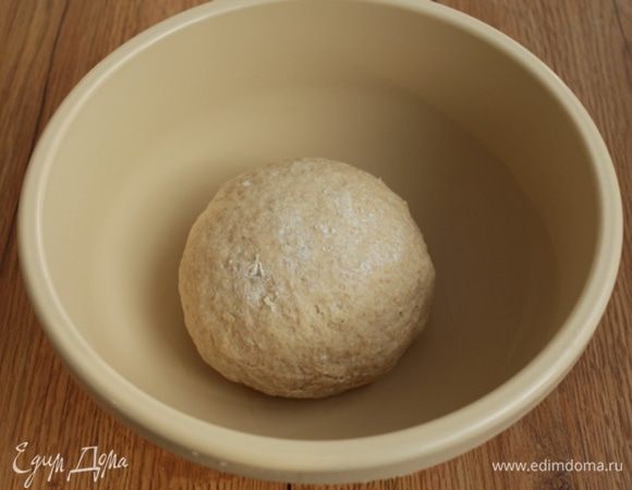 Вымесите хорошо тесто. Тесто станет мягким, гладким, эластичным. Выложите тесто на присыпанную мукой рабочую поверхность, обомните и сформируйте круглую буханку.
