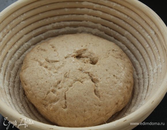 Уложите тесто в расстоечную корзинку, посыпанную мукой.
Или уложите в глубокую круглую миску чистое полотенце, присыпьте его щедро мукой и уложите в миску тесто вверх некрасивой стороной.

