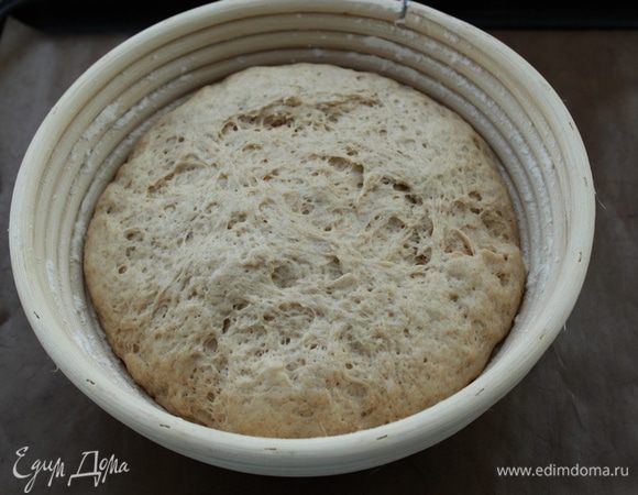 Отправьте миску с тестом на расстойку в теплое место, на 1 час. Оно должно увеличиться в 2-2,5 раза.

