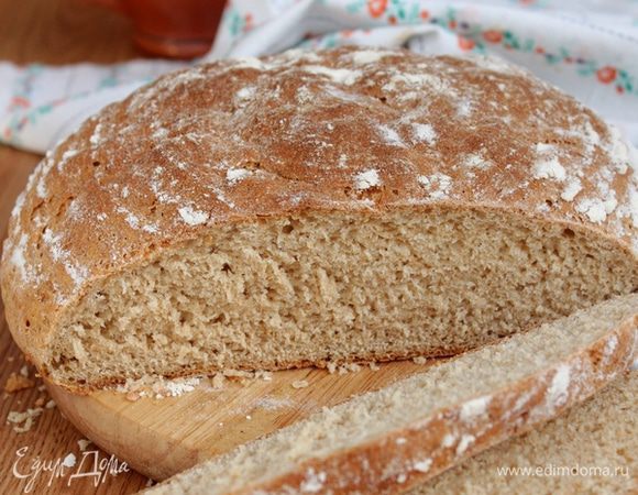 Подошедшее тесто аккуратно переверните на раскаленный противень, покрытый пергаментом. Делайте это очень аккуратно, чтобы не выпустить воздух. Отправьте противень в тест в разогретую духовку. Первые 10 минут пеките хлеб с паром, поместив на дно духовки емкость с кипятком, а затем уменьшите температуру до 200 градусов и пеките хлеб еще 35-40 минут до румяного цвета. Готовое хлеб остудите.



