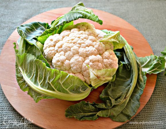 Подготовить цветную капусту, освободить её от внешних листьев.