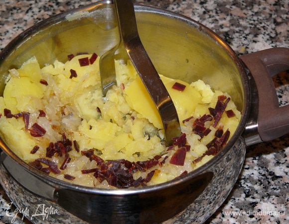 Когда картофель сварится, слить воду, добавить к нему жареный лук, соль, перец и хорошо размять в пюре. Я еще добавила мелко порезанный нежирный бекон. Уж очень понравился он мне в начинке пирожков на зубочистке http://www.edimdoma.ru/retsepty/77180-pirozhok-na-zubochistke