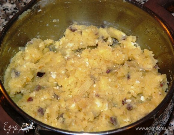 Добавляем к пюре натертую на терке брынзу и петрушку и еще раз хорошо перемешиваем (у меня петрушка на фото случайно не попала).