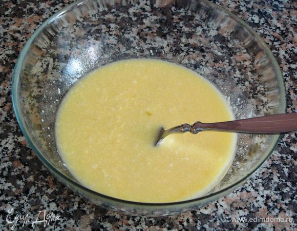 Теперь принимаемся за тесто. Мягкое сливочное масло смешиваем с растительным маслом, йогуртом, яйцом и белок второго яйца, солью. 