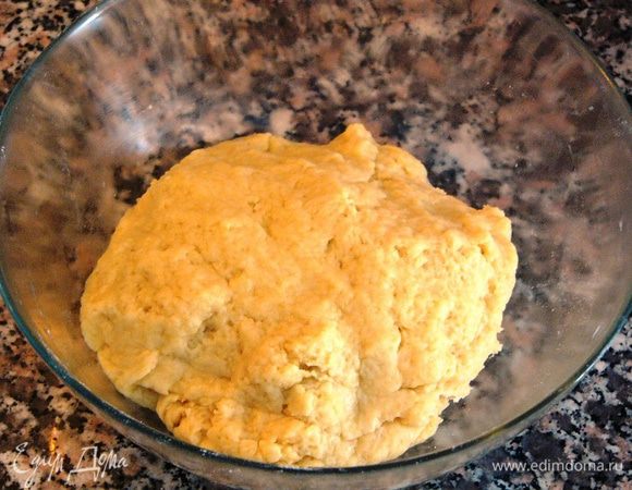 Постепенно добавляем муку с разрыхлителем и замешиваем мягкое тесто. Количество муки указано примерно, следите по консистенции теста. Можно дать тесту "отдохнуть" в холодильнике полчаса. 