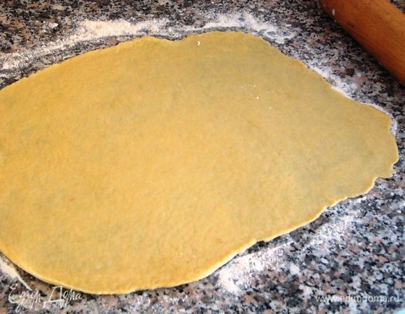 Включаем разогреваться духовку до 180 градусов. 
Тесто раскатываем толщиной 0,5 см. 
