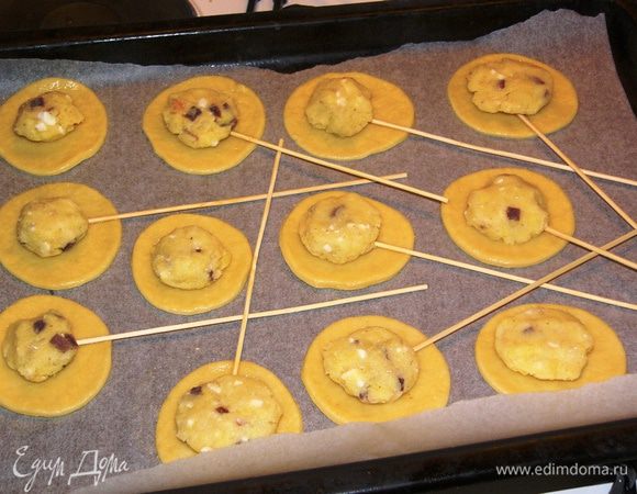 На центр печенья выкладываем начинку.