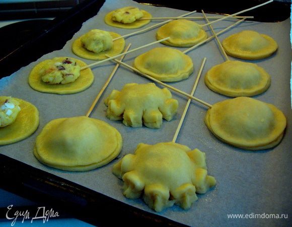 Закрываем начинку сверху вторыми кружками. Делаем по окружности 7 надрезов ножом, формируя лепестки, слегка сжимая каждый лепесток между пальцев. 