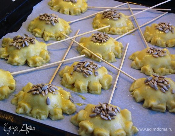 Смазываем печенья желтком и посыпаем посередине семечками, слегка их придавливая. 