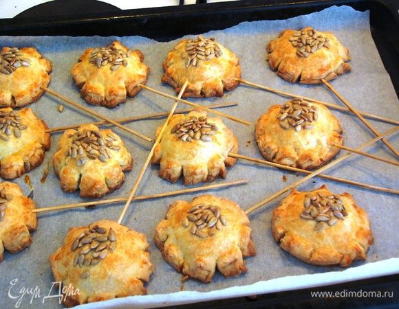 Выпекаем в разогретой духовке до зарумянивания (примерно 25 минут). 