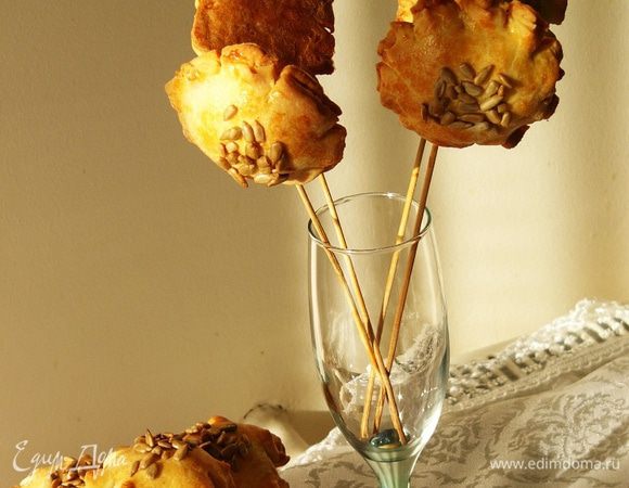 Готовые печенья можно выложить на блюдо, а можно оформить как "подсолнухи" на палочках на радость детям! Приятного чаепития!