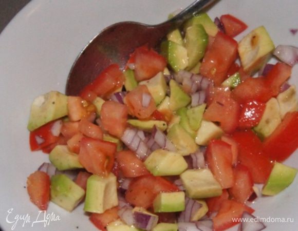 Луковицу, помидор и авокадо порезать кубиками. Посолить и перемешать.