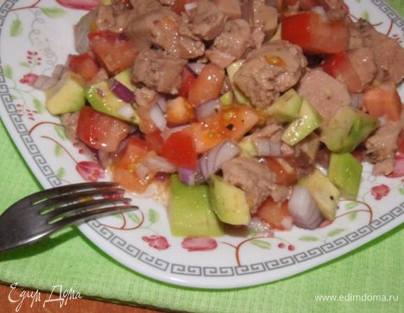 С консервированной печени трески слить жидкость и порезать кусочками. Аккуратно смешать с другими ингредиентами, сбрызнуть растительным маслом и приправить свежмолотым черным перцем. 

Приятного аппетита!
