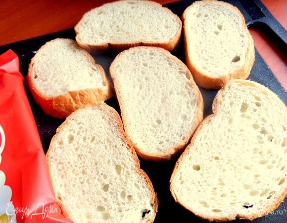 Нужны ломтики батона или багета для мини греночек.