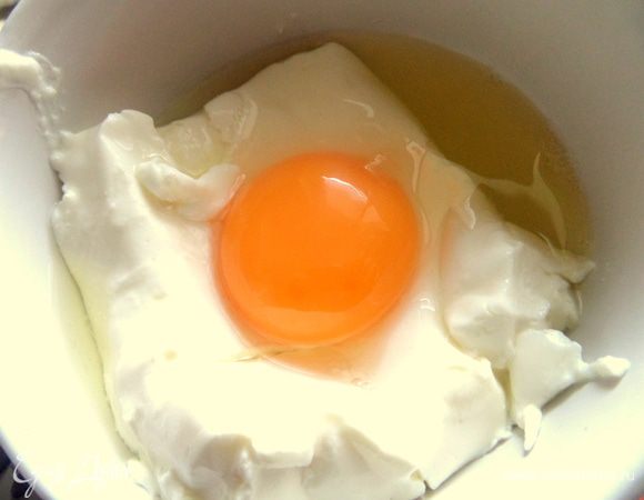 В пачку творога (сегодня пастообразный, но можно любой) вбиваем яйцо+сахар по вкусу и ваниль.