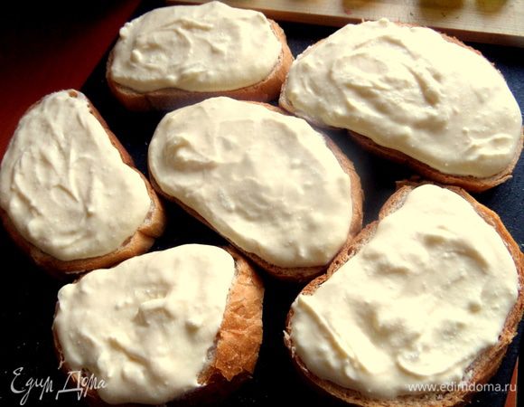 Распределить творожную массу по кусочкам.